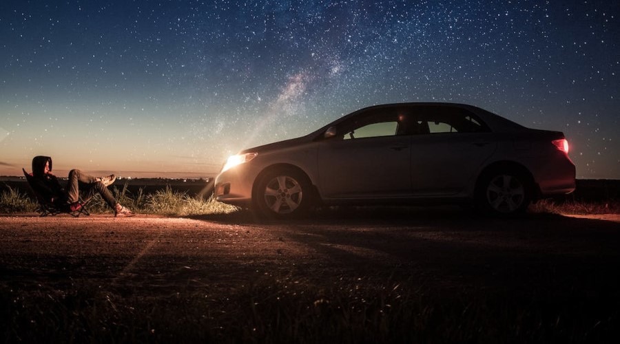 Auto krāsa naktī